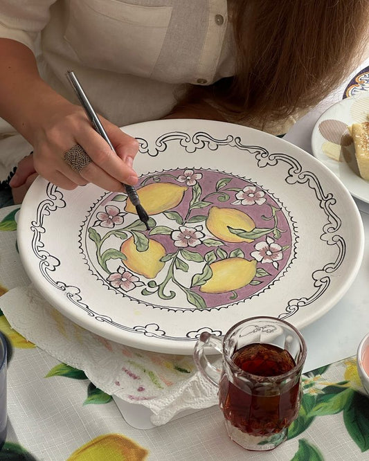Decora un intero set da tavola in ceramica