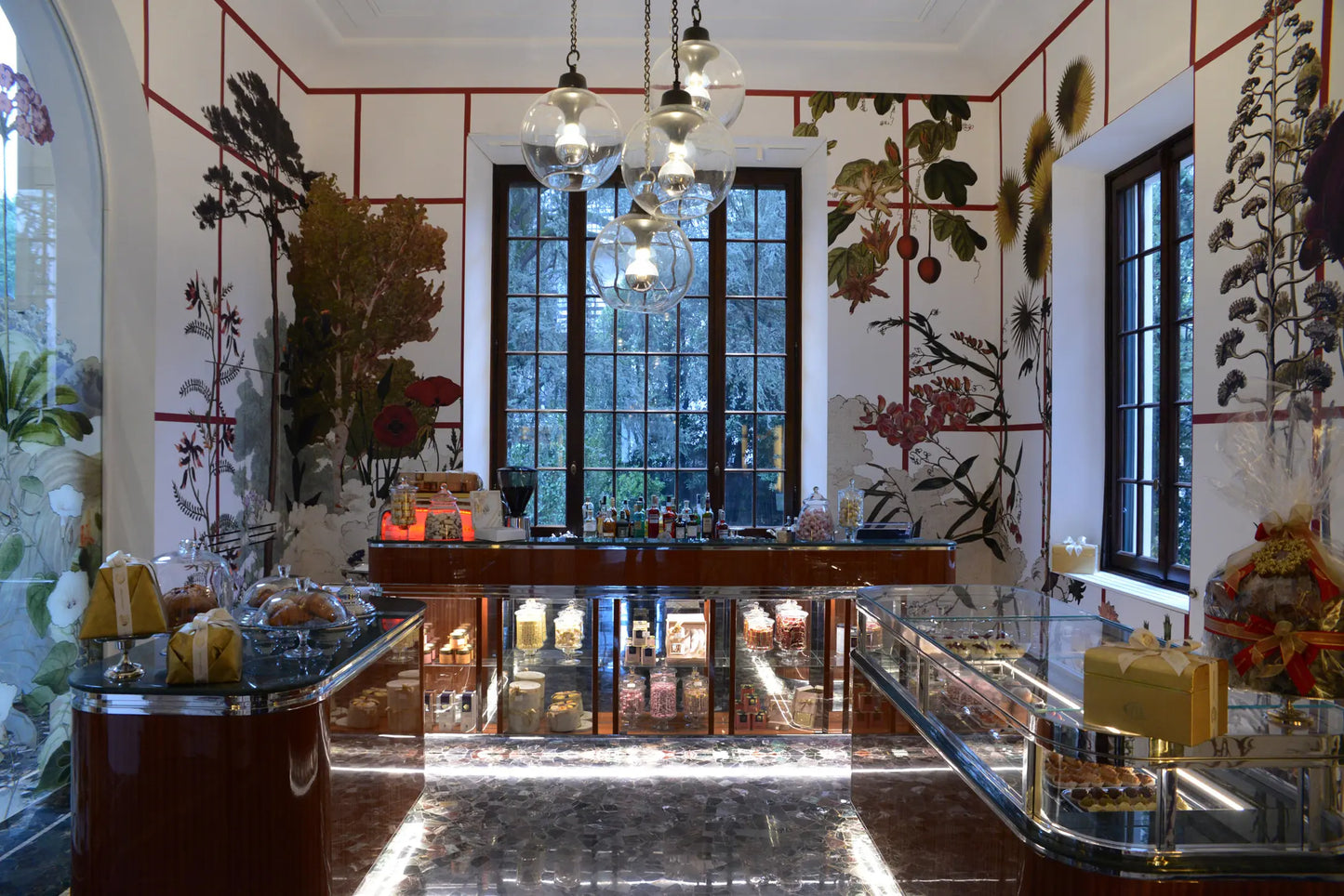 Experience contemporary art in a villa on Lake Como with a snack or aperitif by Cova