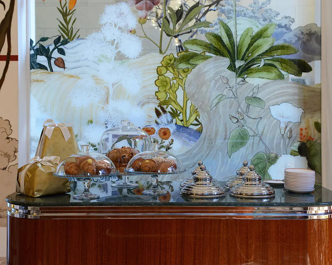 Experience contemporary art in a villa on Lake Como with a snack or aperitif by Cova