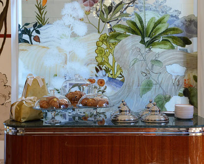 Experience contemporary art in a villa on Lake Como with a snack or aperitif by Cova