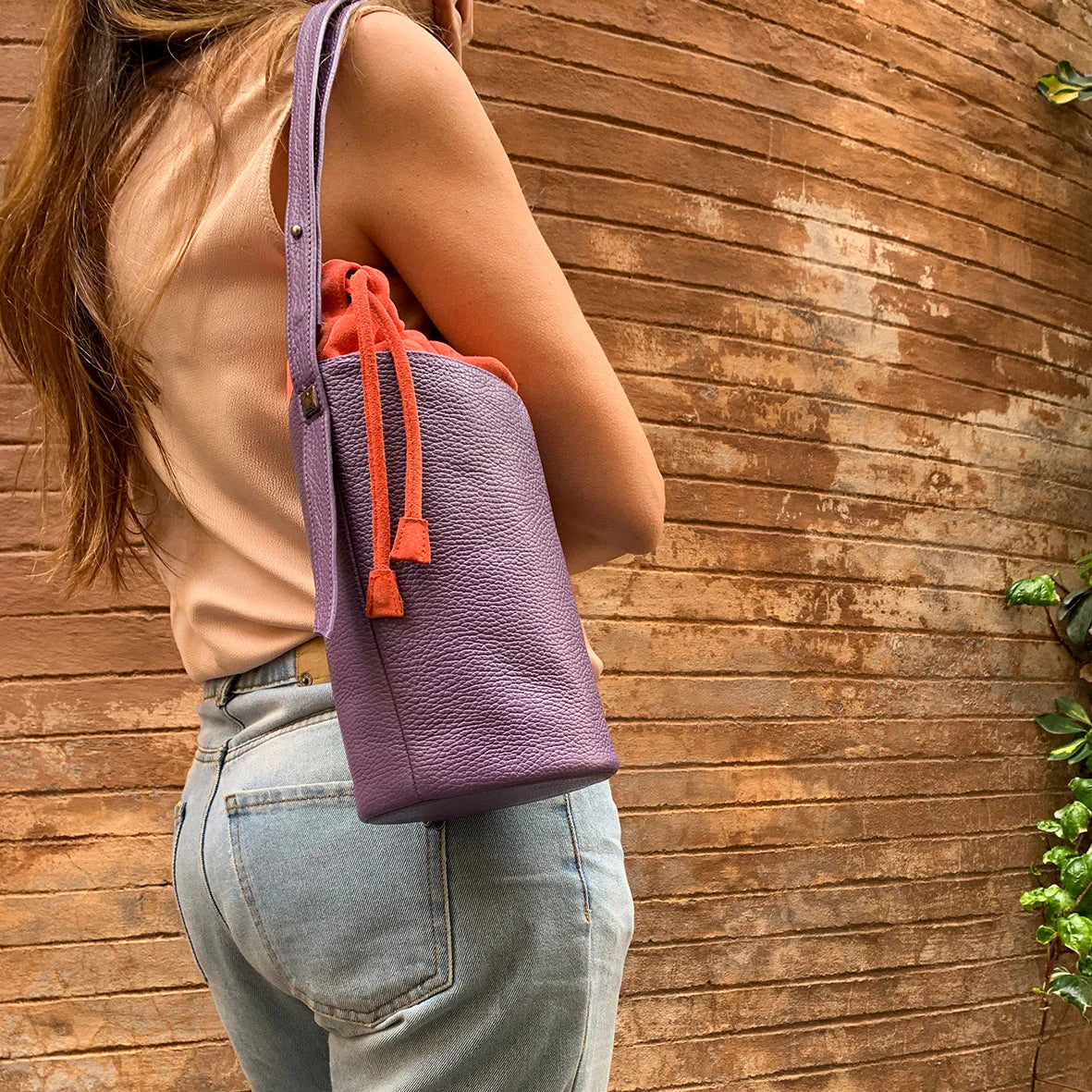Create your own personalized leather accessory with a craftsman in Rome