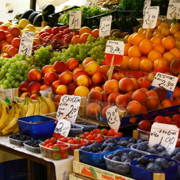 From Farm to Table: vivi la cucina italiana partendo dalla spesa a un mercato autentico rionale a Milano