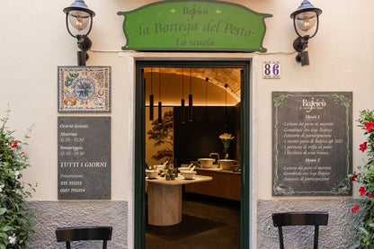 Prepara il vero pesto ligure fatto a mano a Portovenere