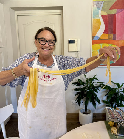 Prepara pasta e tiramisù in una vera casa romana con una chef locale