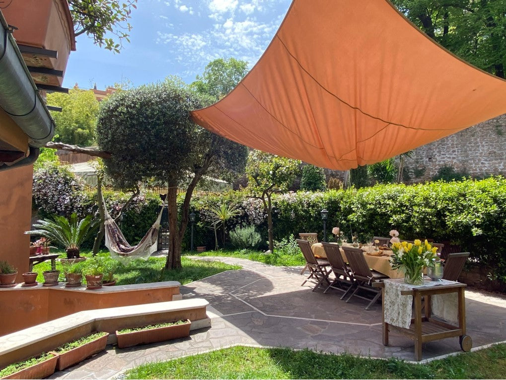 Prepara pasta e tiramisù in una vera casa romana con una chef locale