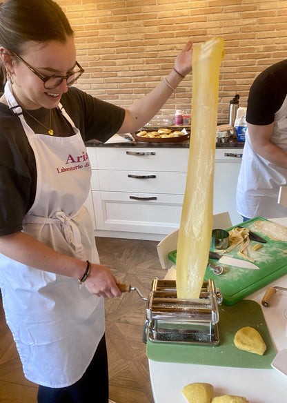 Prepara pasta e tiramisù in una vera casa romana con una chef locale