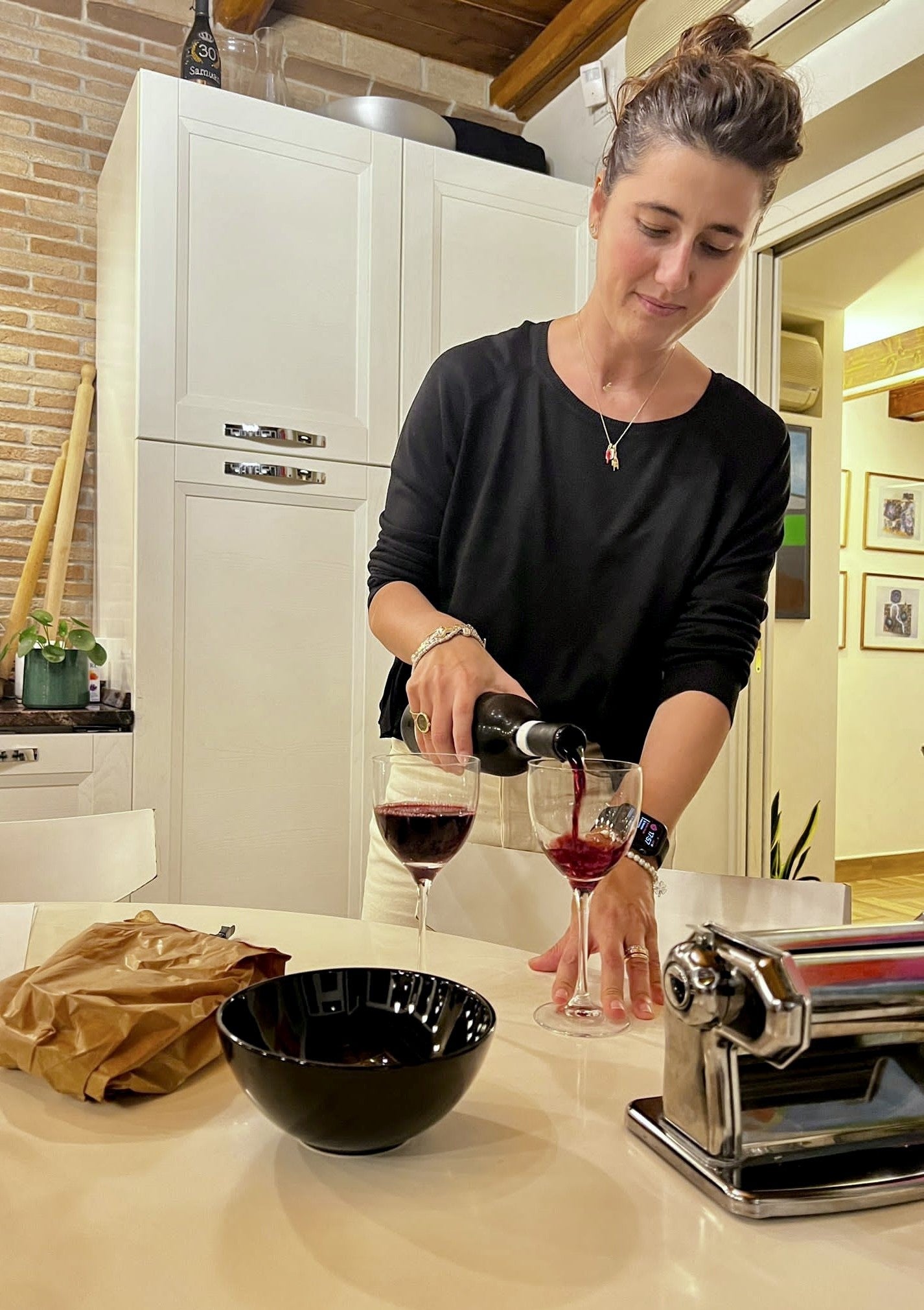 Prepara pasta e tiramisù in una vera casa romana con una chef locale